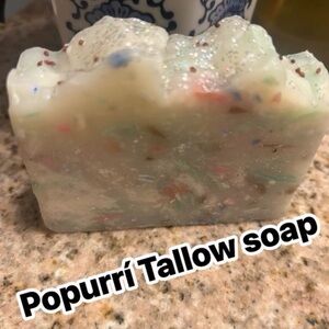 Oatmeal,turmeric,coffee,eucalyptus,bayleaf, aloe,charcoal,rice,moringa,tallow